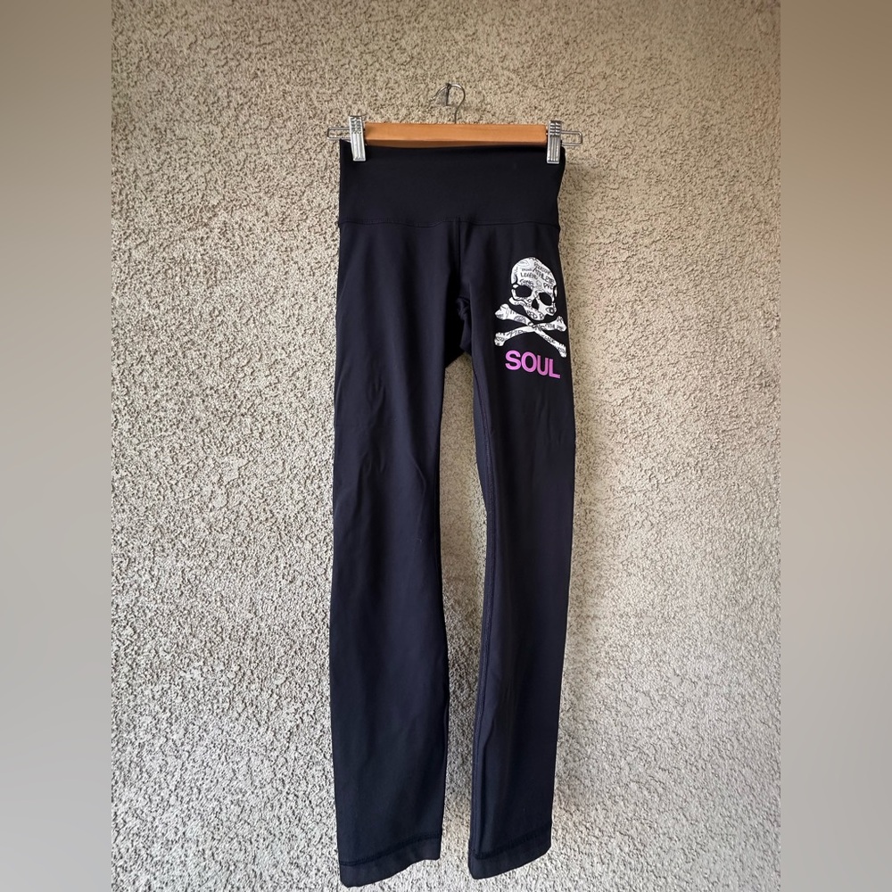 lululemon athletica Black Leggings with Skull and Pink Soul Graphic
Size 4